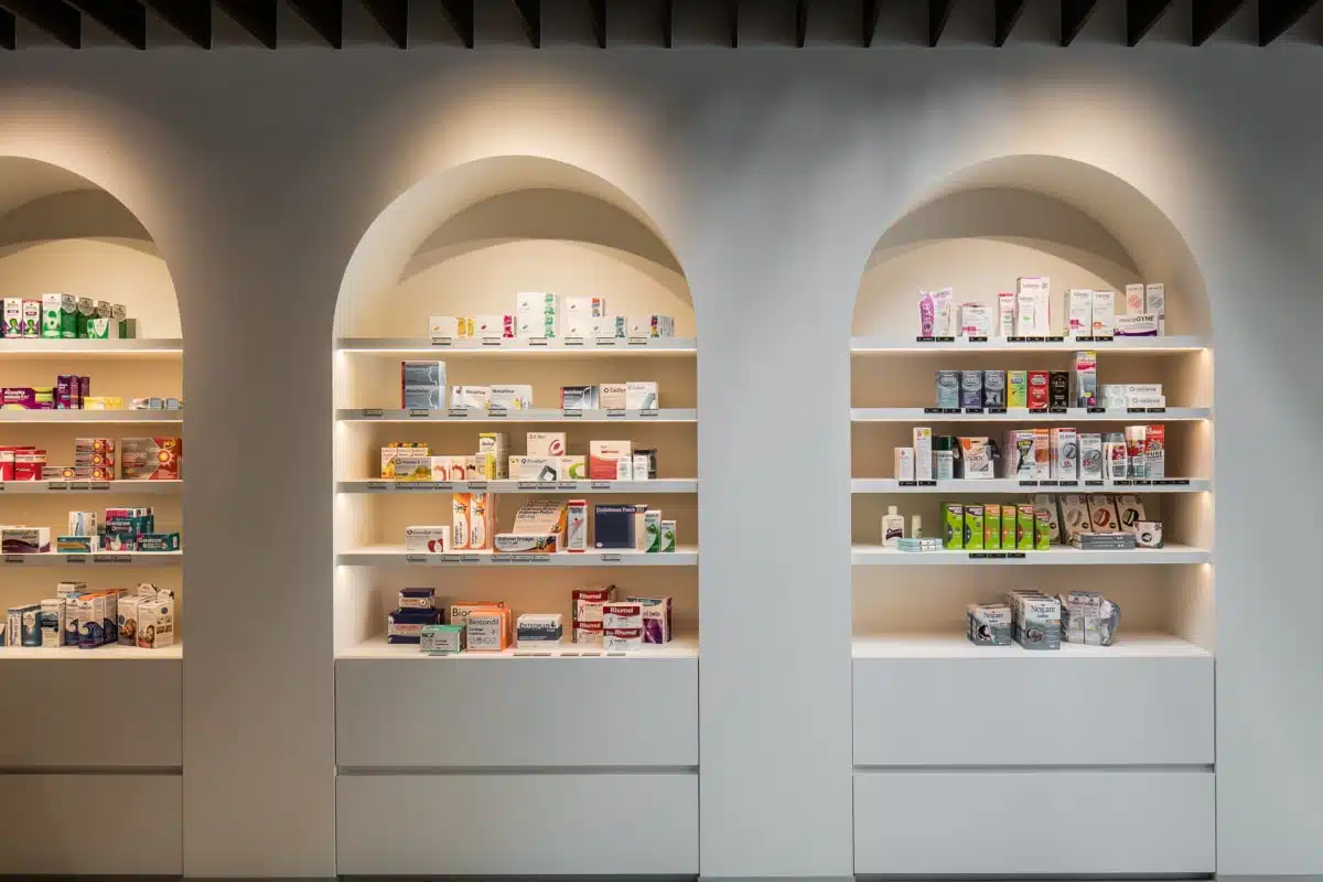 Apotheekkasten met ingebouwde verlichting en moderne boogvormige nissen, pleisterwerken door In't Wit.