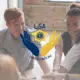 LiSA-project Lionsclub Herzele om kanszoekende jongeren te helpen de stap naar het hoger onderwijs te zetten. Op de foto zien we zes jongeren die elkaar een hand geven.