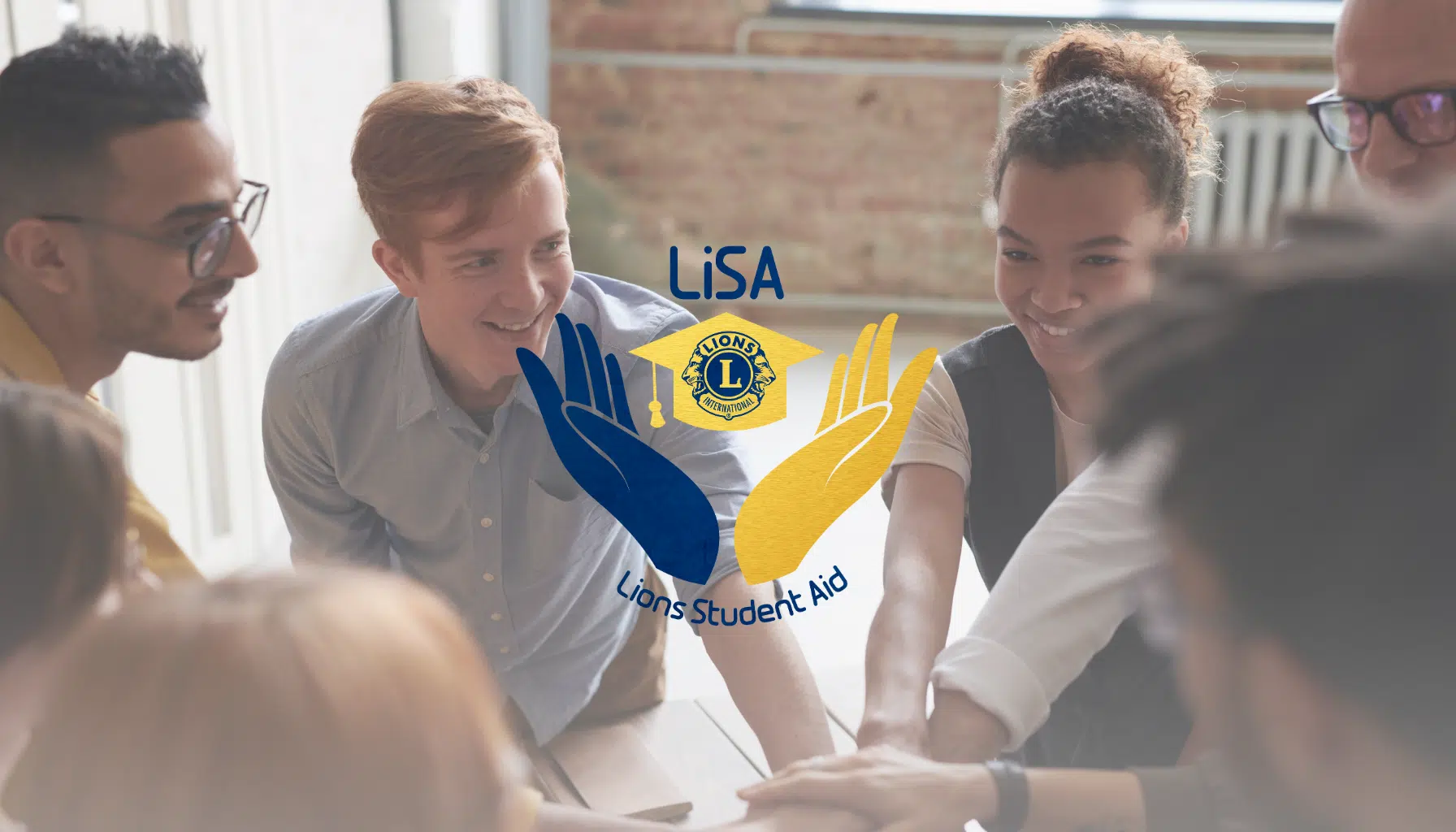 LiSA-project Lionsclub Herzele om kanszoekende jongeren te helpen de stap naar het hoger onderwijs te zetten. Op de foto zien we zes jongeren die elkaar een hand geven.