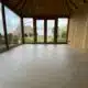 Moderne veranda met grijze dekvloer afwerking - mortex vloerwerken door In't Wit Oost-Vlaanderen