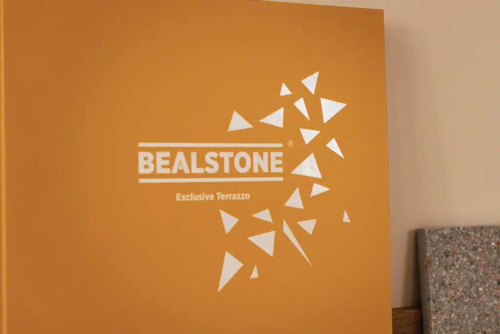 bealstone logo op oranje bord in showroom