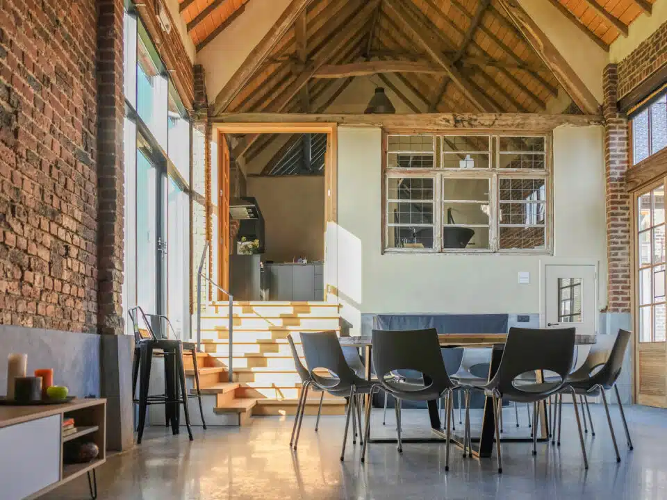 Eyndevelde vakantiewoning met de decoratieve afwerkingstechnieken van pleister- en schilderwerkbedrijf In't Wit en In't Kleur